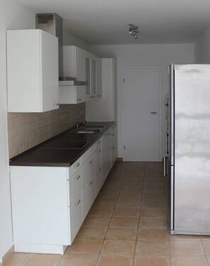 Blick aus Essbereich in Küche - 