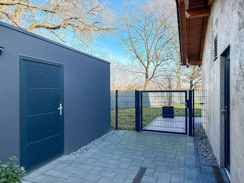 Garage und Seiteneingang - 