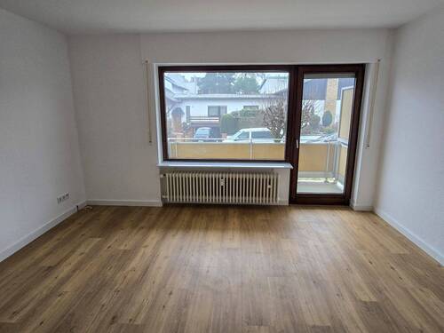 Wohnzimmer.. - Neu Renovierte Hochparterre-Wohnung mit Süd-West-Balkon und PKW-Stellplatz in Seeheim-Jugenheim