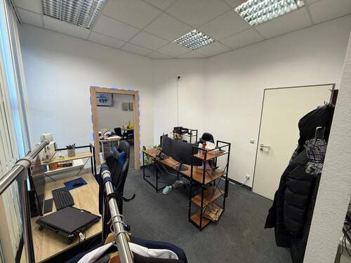 WhatsApp Image 2025-11-18 at 15.48.33 (2) - möbliertes Top-Büro (insg. 4 verfügbar) in Nieder-Eschbach - Küche, 2 WCs, Stellplätze