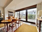 Essbereich mit Blick auf die Terrasse - 