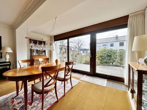 Essbereich mit Blick auf die Terrasse - 