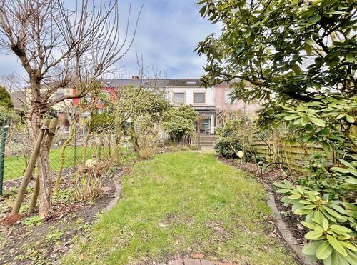 rückwärtiger Blick auf Garten und Haus - 