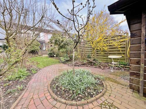 hinterer Gartenbereich mit Gartenhaus - 