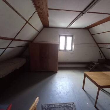 ausbaufähiges Zimmer im DG - Einfamilienhaus mit 75,00 m&sup2; in Schwarza zum Kaufen