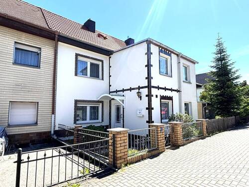 Objektansicht - Zentrales Reihenmittelhaus auf ca. 146 m² Wohnfläche mit üppigen Nebegelass im Ortsteil Sandersdorf