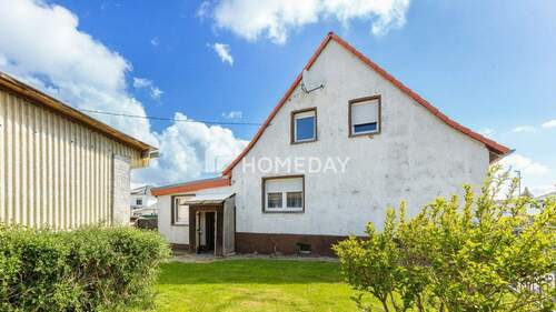 Außenansicht 3 - Sanierungsbedürftige DHH mit 1.740m² Grund, Nebengebäuden & Stellplätzen in ruhiger Lage