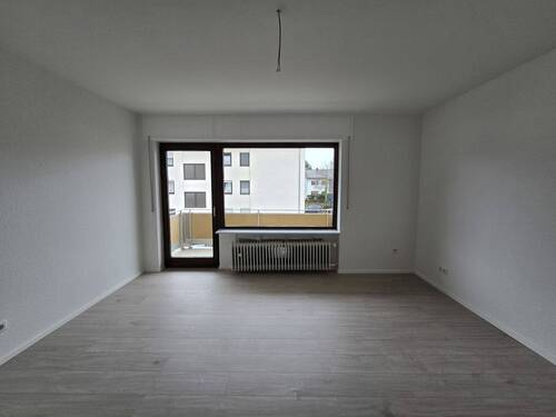 Wohnzimmer - Modernisierte 3-Zimmer-Wohnung mit Süd-West-Balkon in Seeheim-Jugenheim
