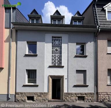 Fassade - TR.-Engelstraße: Modernisierungsbedürftiges Mehrfamilienhaus mit 3 Wohneinheiten zu verkaufen.