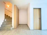 Flur mit Treppenaufgang - 