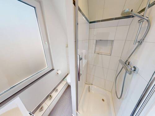 Badezimmer mit Dusche (OG) - 