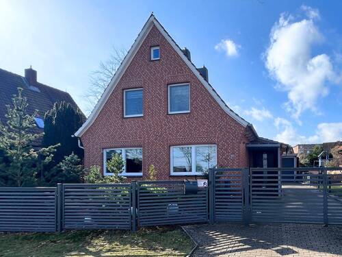 Hausansicht - Modernisiertes und gepflegtes Einfamilienhaus mit Terrasse, Garten & Garage in Top-Lage
