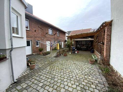 Hofbereich mit Freisitz und Nebengelass - 