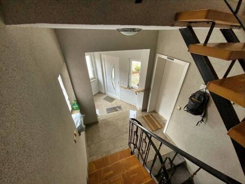 Eingangsbereich mit Treppenhaus - 9 Zimmer Reihenmittelhaus in Gernrode