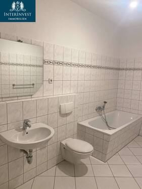 Badezimmer mit Wanne - 