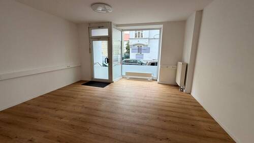 Eingangsbereich - Wartebereich - 2 Zimmer Gewerbeobjekt (Büro, Produktion, Verkauf) zur Miete in Landshut