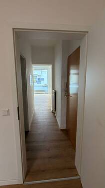 Flurbereich mit Hintereingangstür - Gewerbeobjekt (Büro, Produktion, Verkauf) in Landshut zur Miete