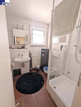 Bad mit Dusche u. Wanne - 