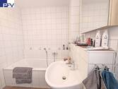 Bad mit Wanne und Dusche - 