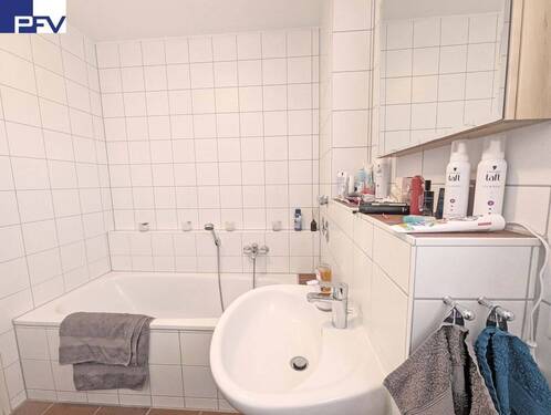 Bad mit Wanne und Dusche - 