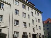Vorderansicht Haus - Gemütliche 1-Raumwohnung mit großer Wohnküche nahe Alaunpark!