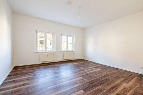 Zimmer 1 - Sanierter Altbau trifft Stadtleben: 2-Zimmer-Wohnung mit Balkon und Tageslichtbad
