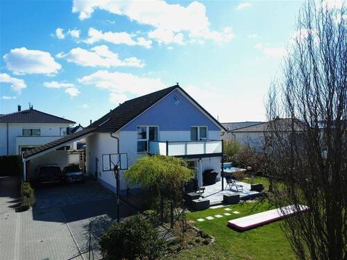 Haus von vorne (Luftaufnahme) - Energieeffizientes Einfamilienhaus im Schleichenbach II Wohngebiet