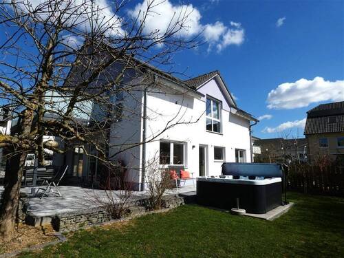 Garten + Haus - 6 Zimmer Einfamilienhaus zum Kaufen in Usingen