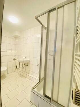 Bad mit Dusche und WC UG - 