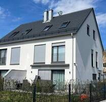 **Moderne, exklusive DHH mit Garage, Stpl. und neuwertiger EBK in Neufahrn-Süd (S1)** - Neufahrn bei Freising