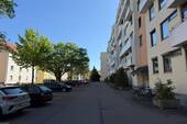 Parkplatz vor Gebäude II - 