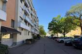 Parkplatz vor Gebäude - 3 Zimmer Etagenwohnung in Augsburg