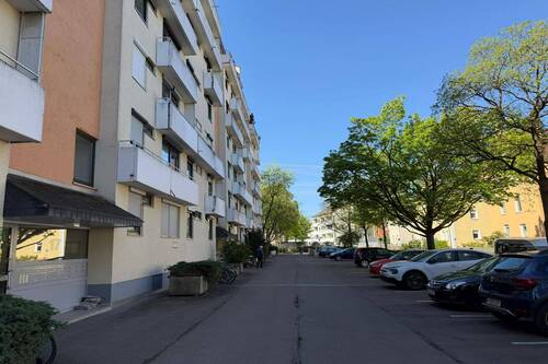 Parkplatz vor Gebäude - 3 Zimmer Etagenwohnung in Augsburg