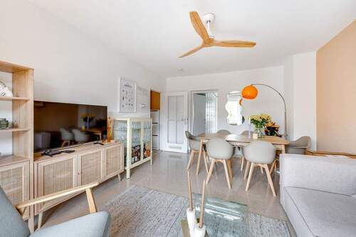 Wohnzimmer - 2 Zimmer Etagenwohnung in München