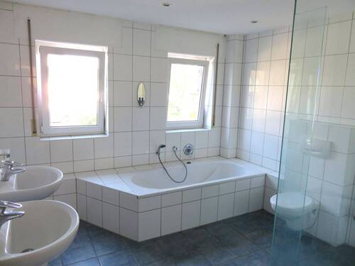 Bad mit Badewanne und Fenstern - 