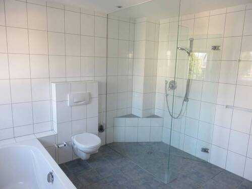 Große, ebenerdige Dusche - 