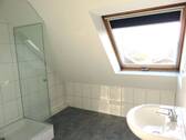 Zweites Bad mit Dusche im Dachgeschoss - 