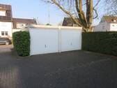 Eine Garage gehört zum Haus (rechts) - 
