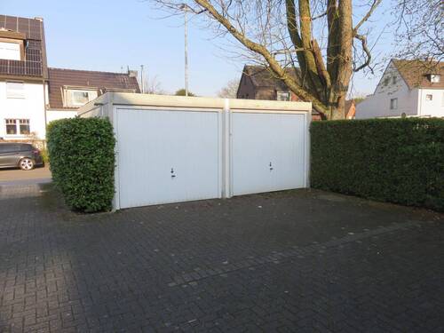 Eine Garage gehört zum Haus (rechts) - 