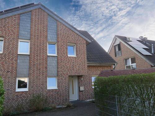 Vorderansicht der DHH - 5 Zimmer Doppelhaushälfte zum Kaufen in Tönisvorst