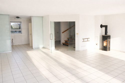 Helles Wohnzimmer mit Kaminofen - 