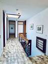 Flur im Erdgeschoss mit Treppe zum Untergeschoss - 