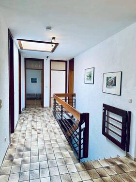 Flur im Erdgeschoss mit Treppe zum Untergeschoss - 