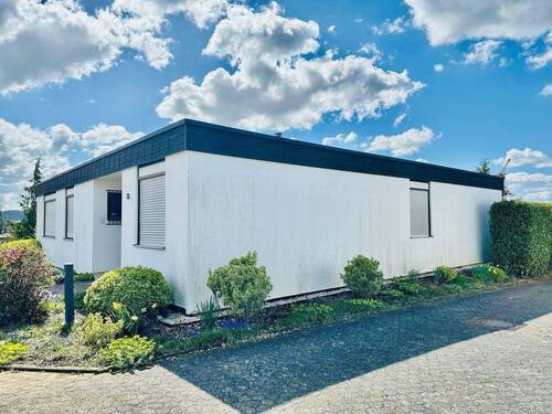 Seitenansicht und Hauseingang - 5 Zimmer Bungalow in Trier