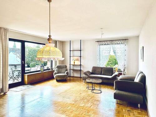 Das Wohn-Esszimmer mit Zugang zur Terrasse - 