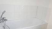 Bad mit Wanne und Dusche - 