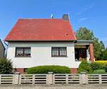 Straßenansicht - Gemütliches Einfamilienhaus in Jüterbog mit Sauna, Wintergarten und zwei Garagen
