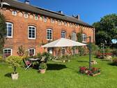 Sitzbereich auf der Hofseite - Mehrfamilienhaus, Wohnhaus mit 356,00 m² in Cölpin zum Kaufen