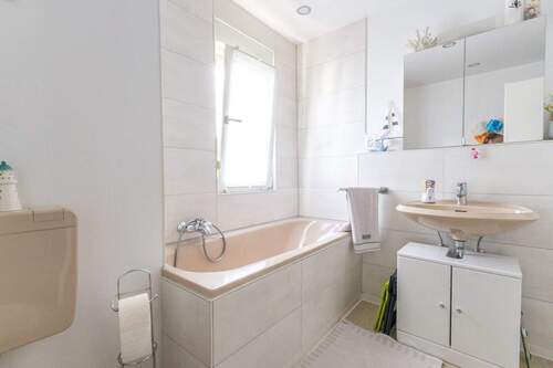 Tageslichtbad mit Badewanne und Dusche - 