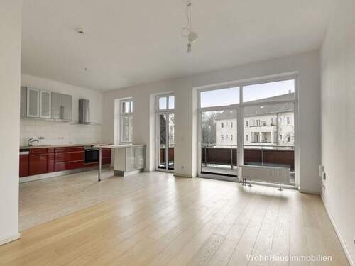 Das Wohn- Esszimmer ist ca 30m2 groß - Bezugsfrei: Sanierter Altbau mit Sonnenbalkon in Karlshorst